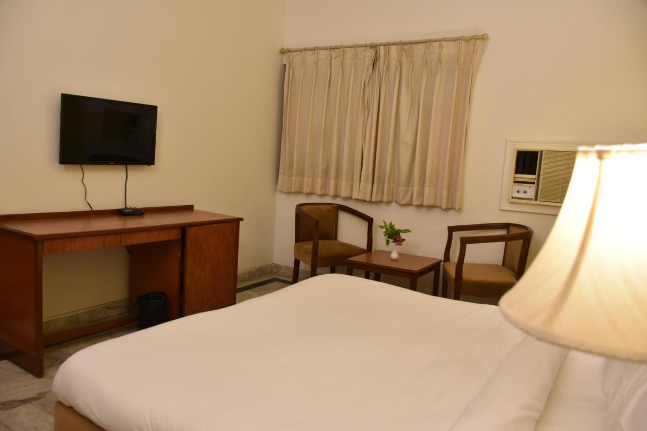 Greenwood Hotel Khajuraho Bagian luar foto