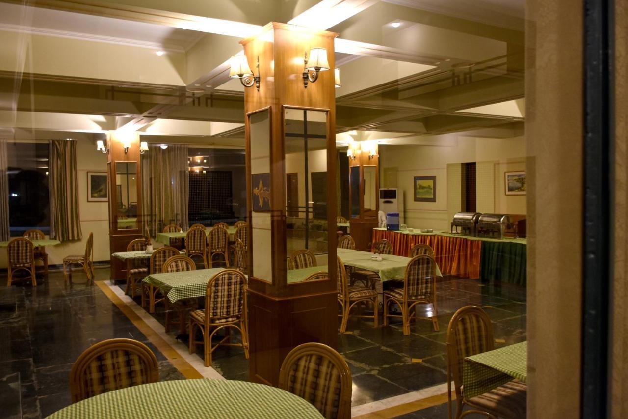 Greenwood Hotel Khajuraho Bagian luar foto