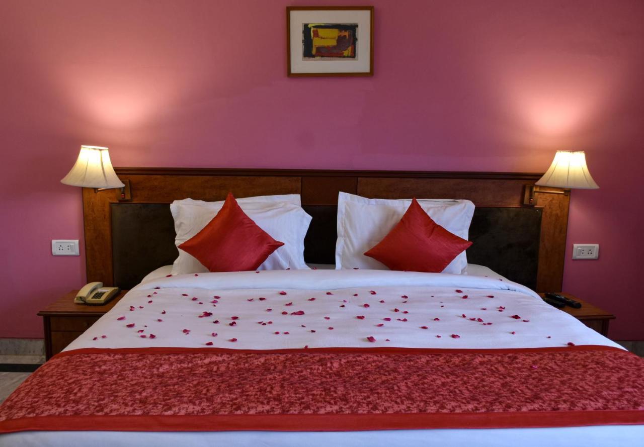 Greenwood Hotel Khajuraho Bagian luar foto