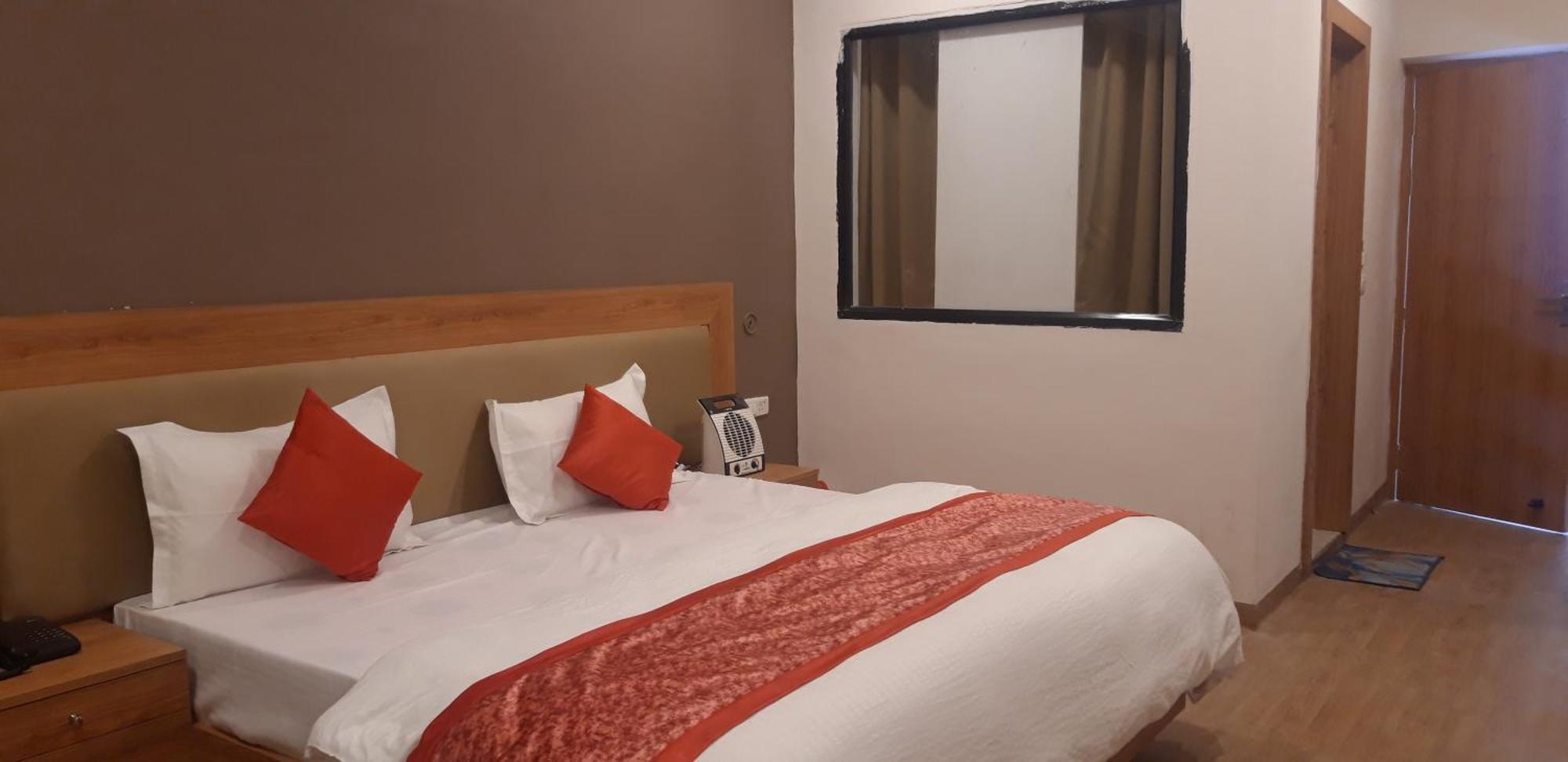 Greenwood Hotel Khajuraho Bagian luar foto